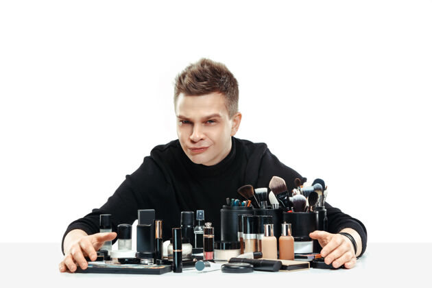化妆专业化妆师与工具隔离在白色工作室的背景下男性在女性profesion性别平等的概念专科化妆品应用