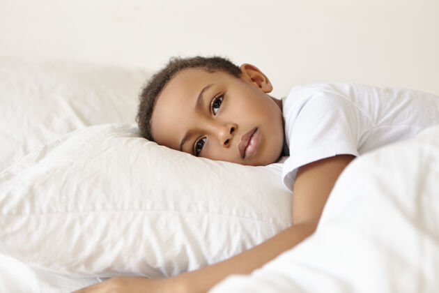 童年悲伤和孤独的概念家睡眠护理
