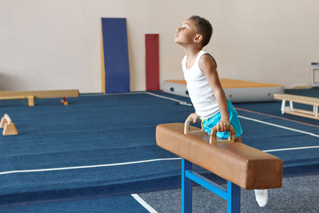 力量天才勤劳的非洲男孩在室内健身房训练运动耐力孩子