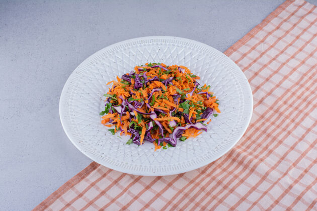 饮食在大理石背景上放一小份卷心菜和胡萝卜沙拉红色卷心菜红色美味