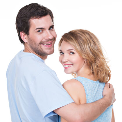 女性年轻夫妇抱着站着的背影男性温暖爱情