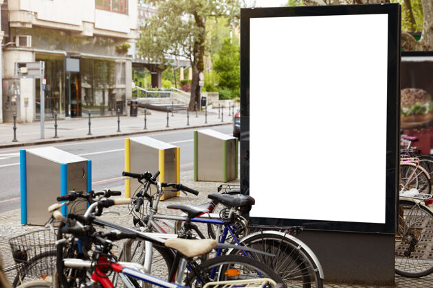 展示白色广告牌与复制空间为您的公共信息城市空白灯箱