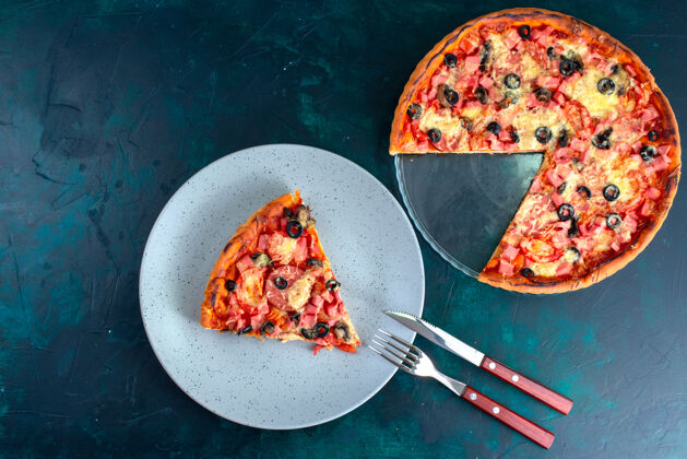 顶部俯瞰图蓝色桌子上烤着美味的披萨 上面放着橄榄香肠和奶酪蓝色叉子比萨饼