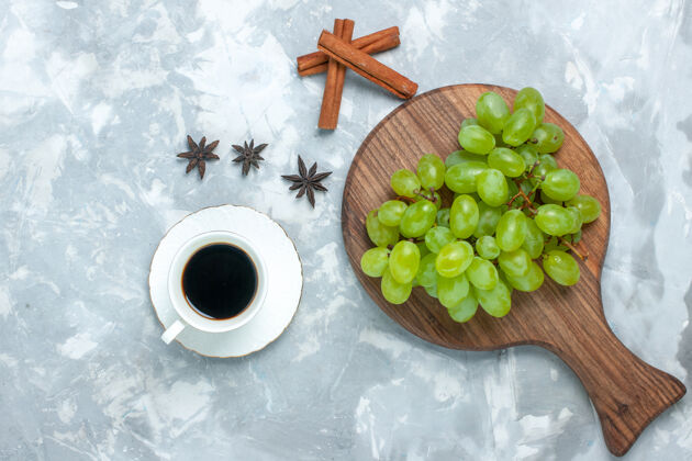 水果顶视图新鲜的绿色葡萄醇厚多汁的水果与肉桂和茶放在灯桌上健康茶肉桂