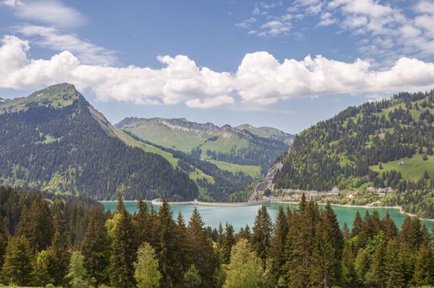 阿尔卑斯山美丽的镜头拉德勒洪林大坝与山下晴朗的天空蓝色天空乡村