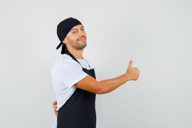 男性面包师穿t恤竖起大拇指新鲜职业制服