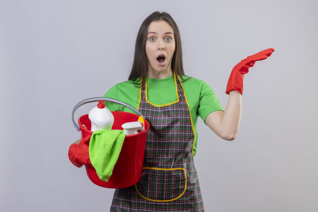 手套一个穿着制服 戴着红手套 手拿清洁工具 手举在白色背景上的年轻女孩惊讶地清洁着房间举起手戴着