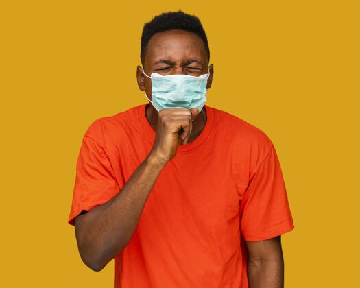 预防戴着口罩咳嗽的男人的正视图正面视图症状面罩