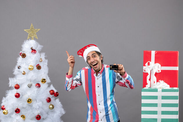 快乐前视图快乐的人与信用卡手指显示圣诞之星显示快乐的人星星