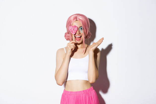 漂亮画一个戴粉红色短假发的女孩魅力漂亮假发