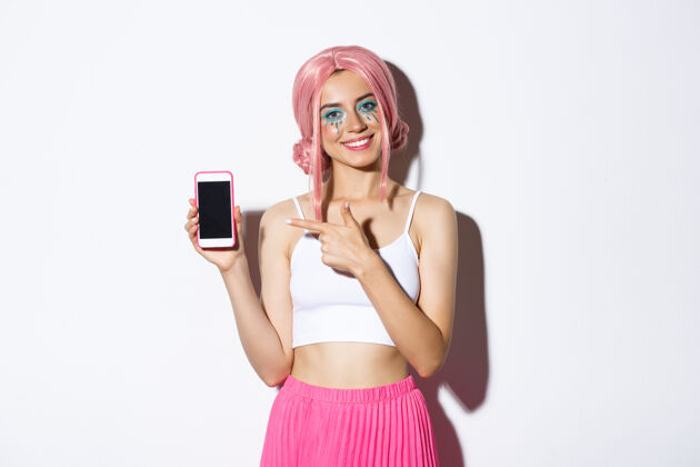 女人画一个戴粉红色短假发的女孩肖像魅力假发