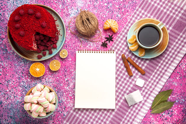 肉桂红色覆盆子蛋糕的俯视图 粉色表面有肉桂 橘子和茶糖甜的杯子