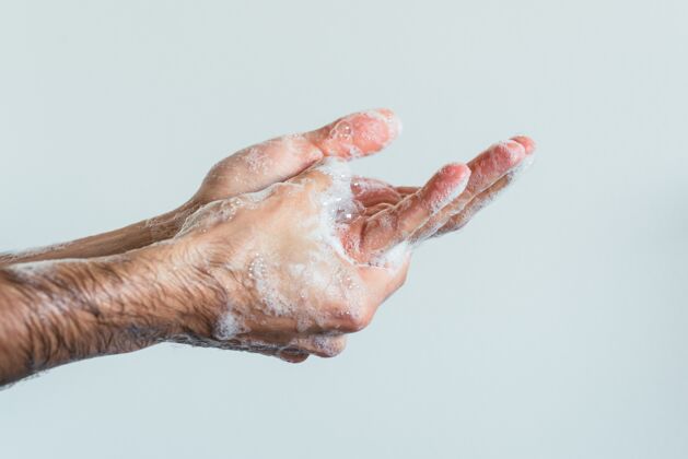 保健一个人用肥皂洗手的特写镜头健康水医学