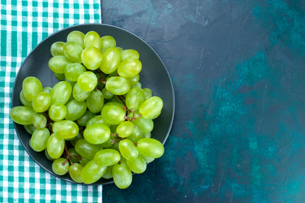 水果顶部近距离观看新鲜的绿色葡萄醇厚多汁的水果在深蓝色桌板内顶部葡萄深蓝色