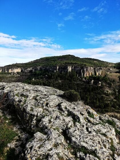 风景在西班牙的cuenca 蓝色天空下的山脉和绿色植物的垂直美丽照片西班牙风景天空