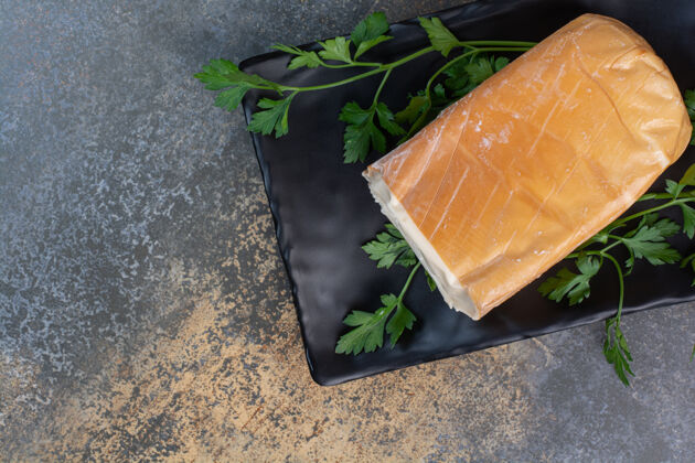 奶酪有机黄芝士放在黑盘子里 配香菜美味视野天然