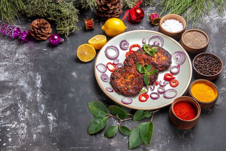 美味顶视图美味的肉排与洋葱环上的灰色背景菜肉餐照片美食食物菜