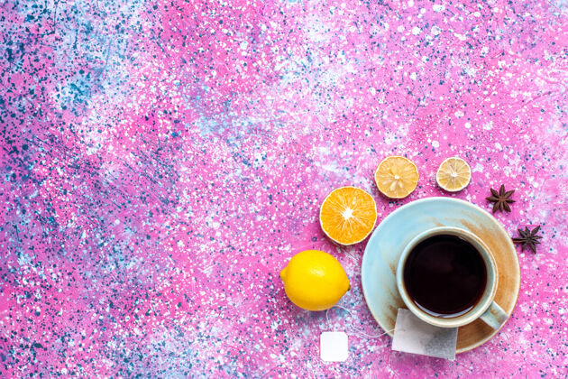 五颜六色在粉红色的桌子上放一杯柠檬茶 俯瞰风景水果粉红色饮料