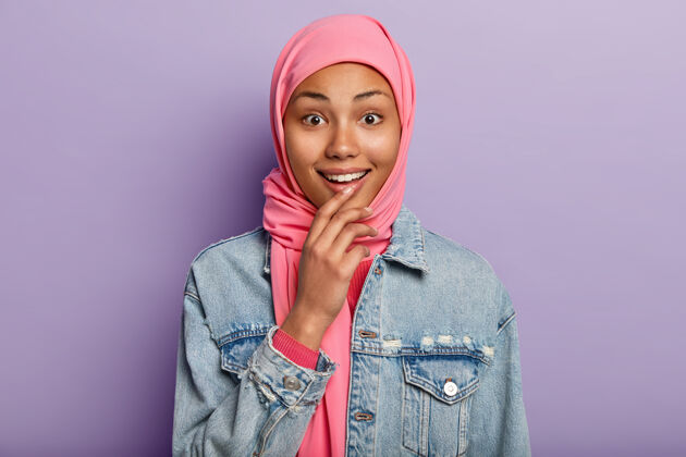 现代开朗的黑皮肤妇女头像有着温柔的微笑 露出洁白的牙齿 戴着粉色的头巾夹克文化