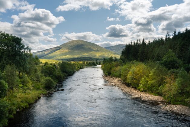 河流流经苏格兰树木和山脉的河流公园树森林