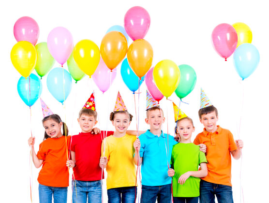 庆祝一群微笑的孩子穿着彩色t恤 头戴派对帽 白色背景上有气球孩子气球庆祝