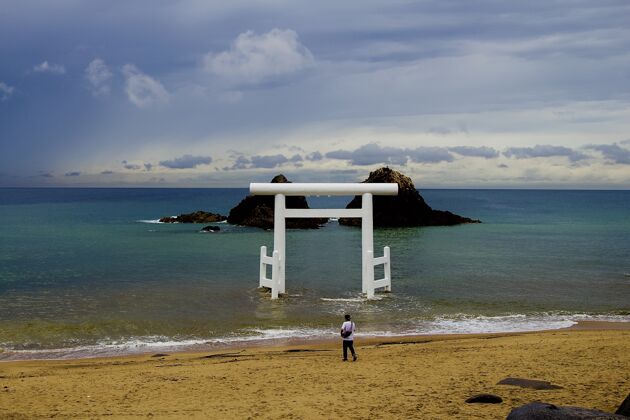 亚洲庙门站在海里海边屏障艺术