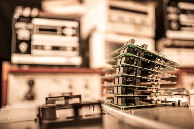 束微型芯片堆叠在金属板上 为现代心脏病诊所制造超现代的强大计算机设备强大的专业计算机概念顶部分离器电路