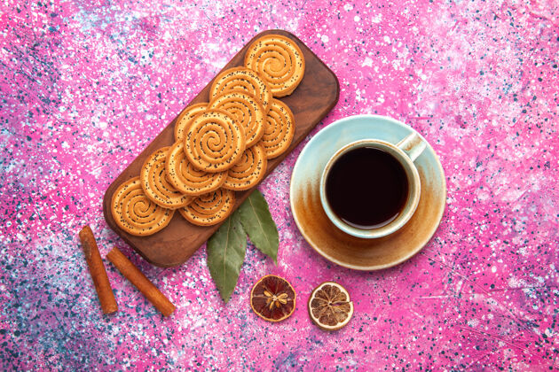 茶圆形甜饼的俯视图 粉色表面衬着茶和肉桂圆的美味手镯