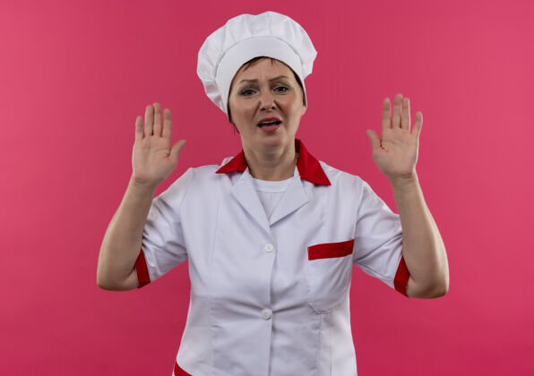 中年穿着厨师制服的中年女厨师举手厨师厨师女