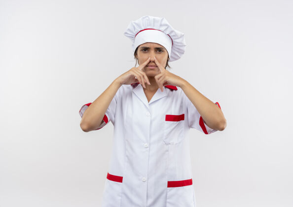 女未出租的年轻女厨师穿着厨师制服 鼻子紧闭 留有复印空间厨师穿着制服