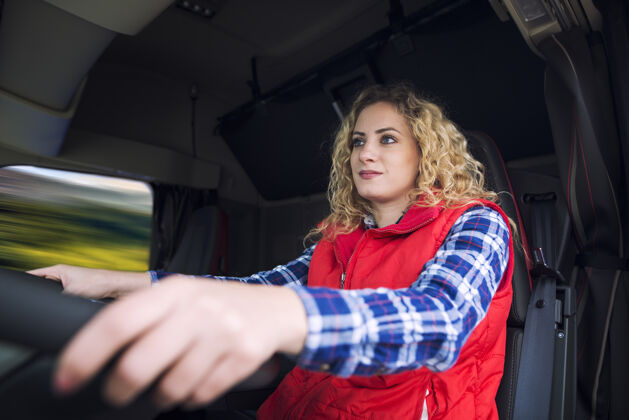 工业开卡车的女人人女性快速