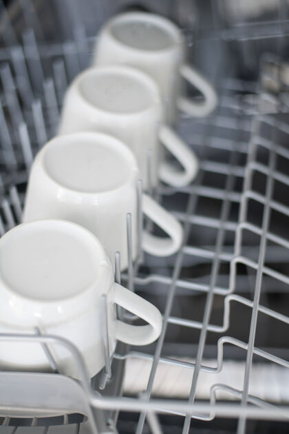 打开大的白色茶杯叠放在洗碗机里推勺子房子