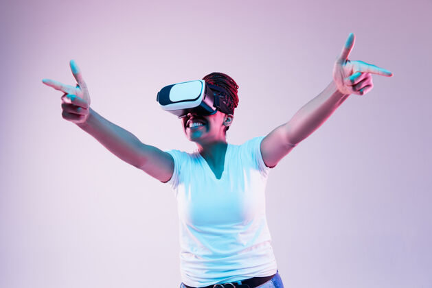 耳机年轻女子戴着vr眼镜在霓虹灯下玩的写真虚拟现实面部人类