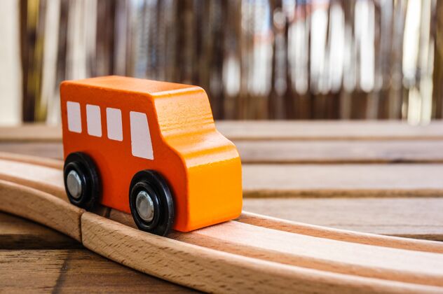 玩具一辆橙色木制玩具车在灯光下的轨道特写镜头轨道玩具汽车