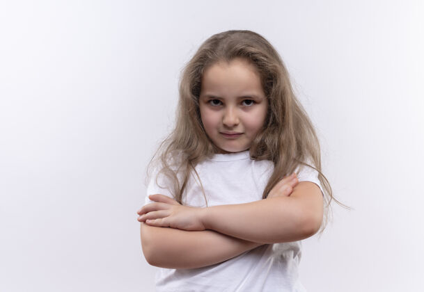 小悲伤的小女孩穿着白色t恤 双手交叉在孤立的白色背景上T恤手悲伤