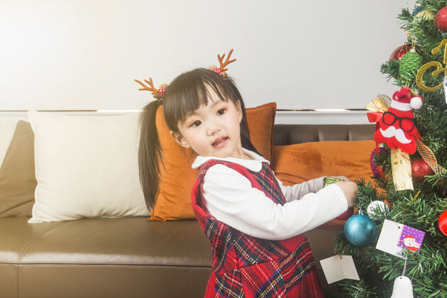 幼儿快乐的圣诞节和快乐的假期和童年的概念快乐的小女孩微笑着圣诞礼品盒生活方式爱家庭