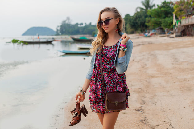 活跃时尚的女人在夏天穿着度假鞋走在沙滩上时尚海滩乐趣