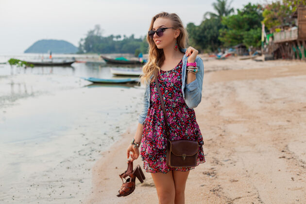 模特时尚的女人在夏天穿着度假鞋走在沙滩上美丽人感性