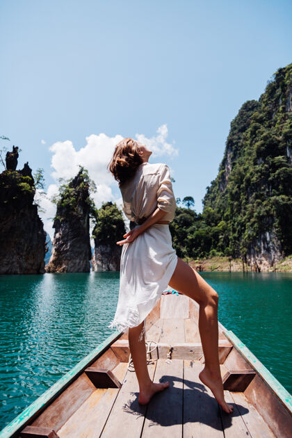 女士年轻女子度假时尚写真 亚洲木船上风景休息欢乐