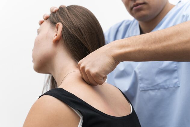 理疗理疗师按摩女人的上背部女性物理治疗