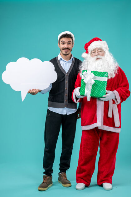 白色前视图圣诞老人和年轻的男性谁持有白云标志蓝色背景男人圣诞前面