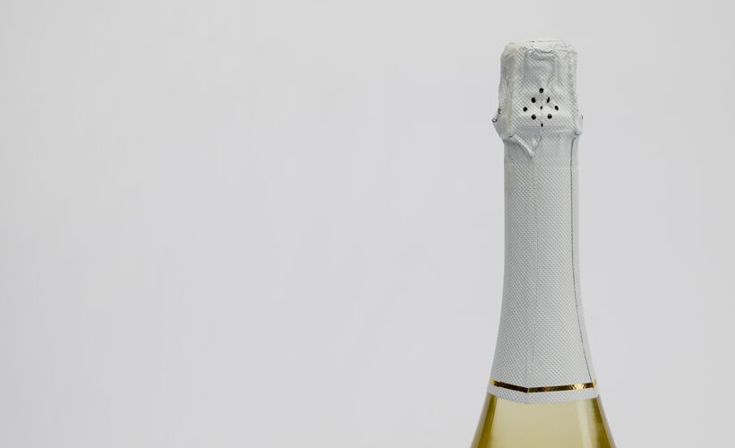 新年前夜带模型的香槟瓶空间瓶子复制