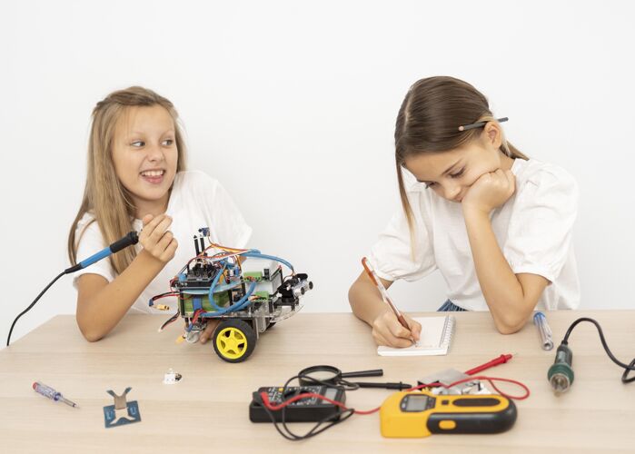 学校两个朋友用机器人车做科学实验教育女孩分析