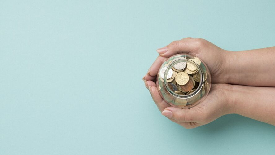 硬币有复制空间的玻璃罐里的硬币经济金融营销