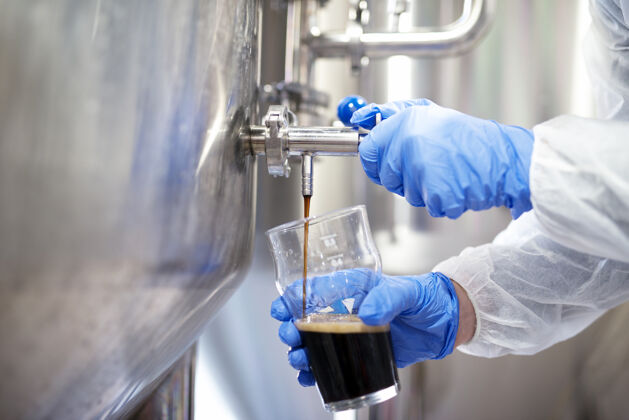 制造啤酒厂啤酒灌装玻璃的特写镜头和技术人员的质量控制浓缩专家控制