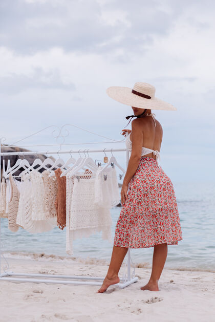 自然户外沙滩店适合针织服装的女士选择从落地衣架购买什么夏季针织服装概念休闲正面针织