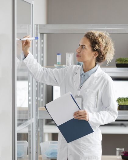 生物化学生物技术实验室里拿着剪贴板的女研究员女人科学研究