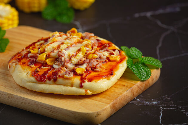 堆特写热玉米披萨即食自然玉米开胃