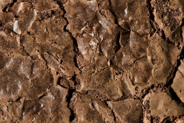 巧克力烤制有裂纹的布朗尼表面有纹理饼干形状食品