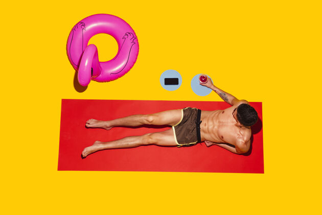 年轻年轻白种人男模在海滩度假胜地休息的顶视图 红色和黄色的垫子努力力量黑发